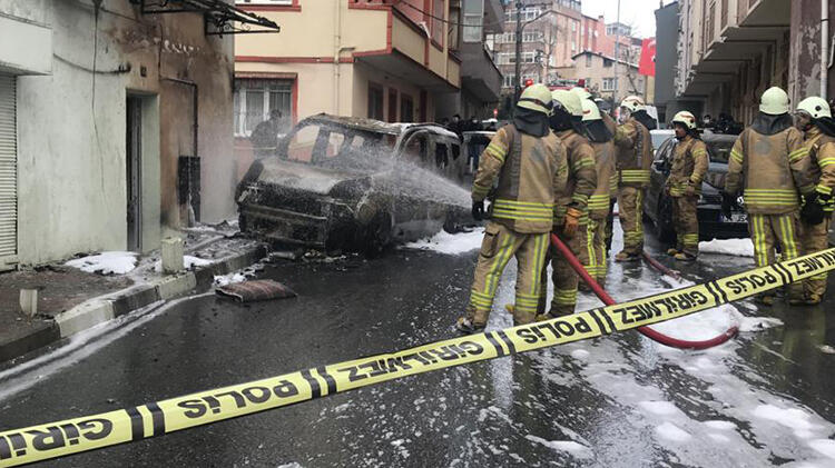 Kağıthane'de büyük panik! Otomobil doğalgaz kutusuna çarptı
