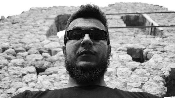 Kalbinden bıçaklanarak öldürüldü!