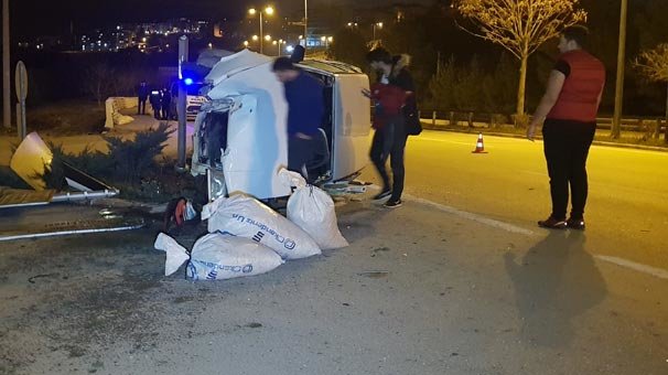 Kaldırıma çarpan otomobil takla attı