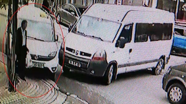 Kaldırıma çıktı, yaşlı adamı elektrik direğine sıkıştırdı