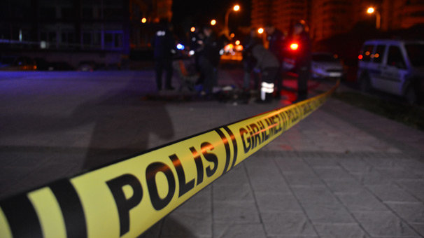 Kaldırımda erkek cesedi bulundu