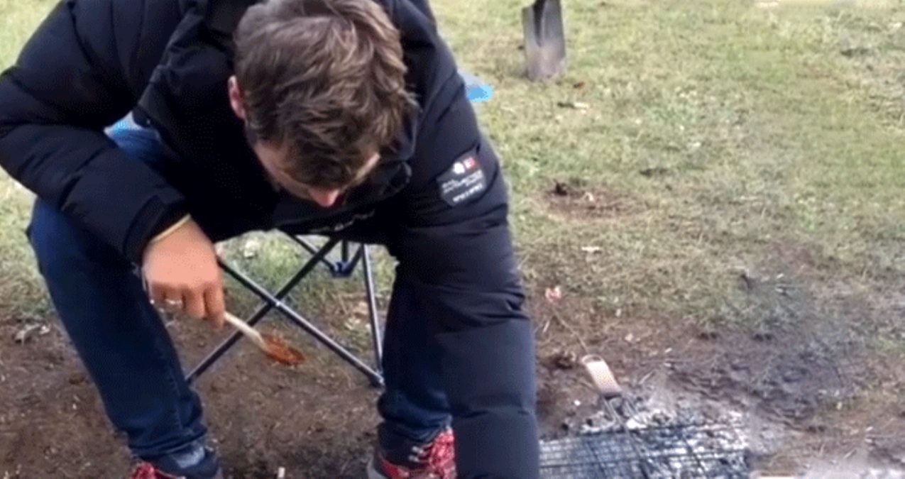 Kampa giden Kıvanç Tatlıtuğ'un mangalda yumurta pişirdiği görüntülere beğeni yağdı