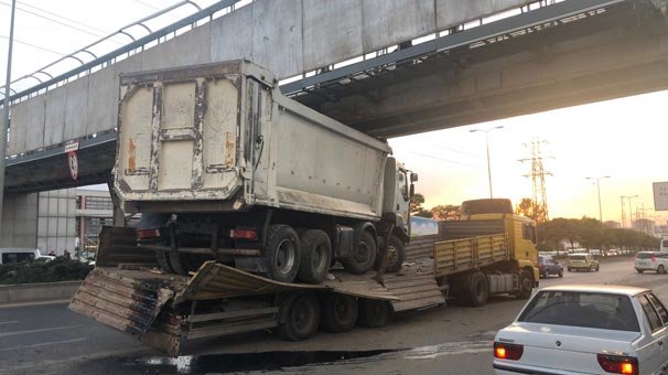 Kamyon ve kamyonet yüklü tır üst geçide çarptı