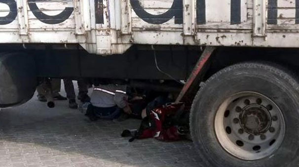 Kamyonun altında sürüklenen motosikletli yaralandı