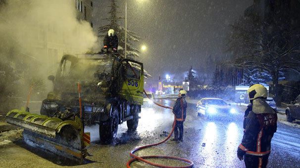 Kar küreme aracını o halde görenler şoke oldu! Canını zor kurtardı