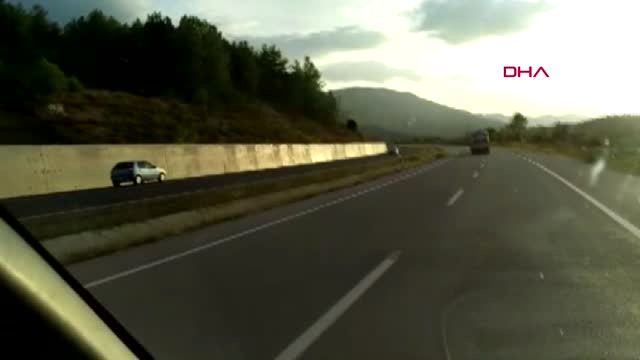 Karabük ters yönde giden otomobil cep telefonuyla görüntülendi