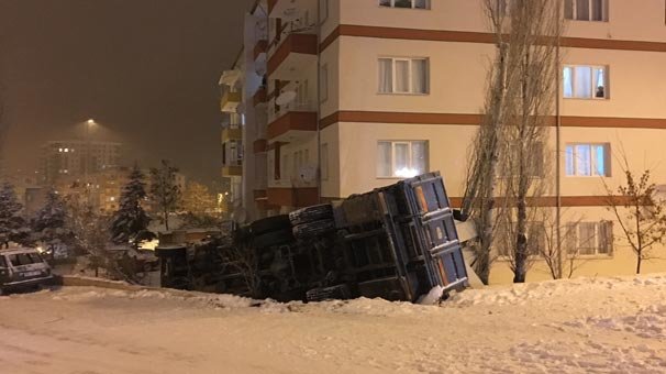 Karda kayan kamyon apartman bahçesine devrildi