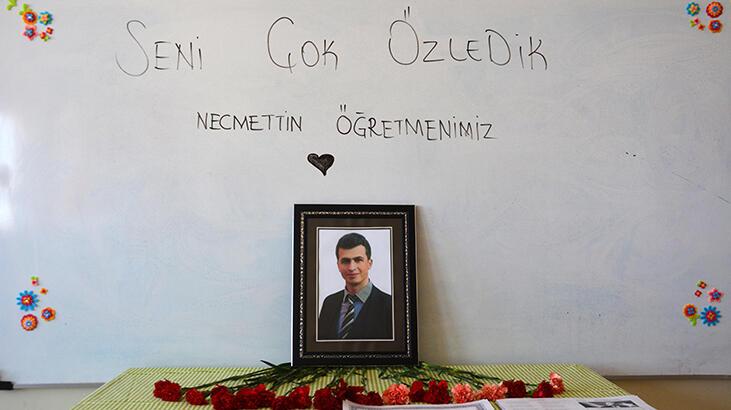 Karnelerini alan öğrenciler şehit öğretmenlerini andı