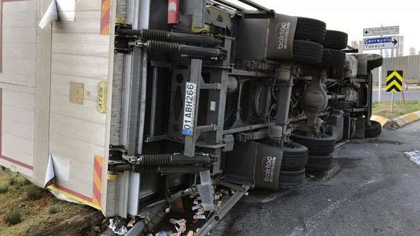 Kartal'da virajı alamayan TIR devrildi
