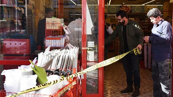 Kasiyer güvenlik kameralarını izleyince fark etti! Ortalık karıştı