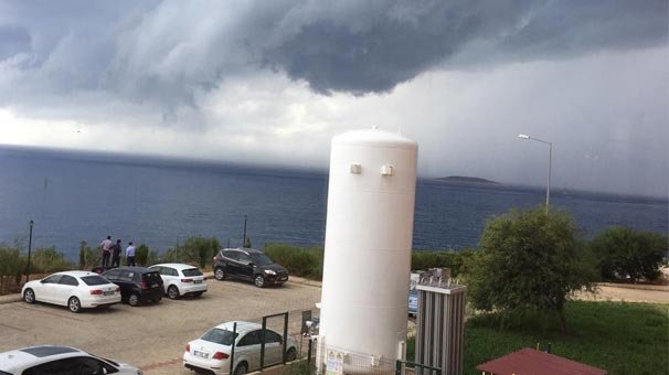 Kaş'ta korku dolu anlar! Otel plajını yıktı