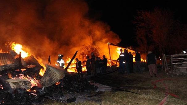 Kastamonu'da büyük yangın! 3 ev kullanılamaz hale geldi