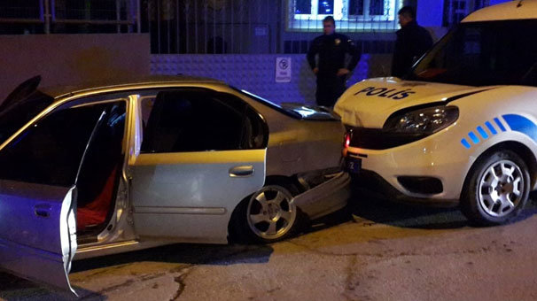 Kavgaya karışıp kaçarken polis otosuna çarptılar