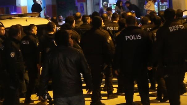 Kavgaya müdahale eden bekçilere saldırı! Çok sayıda polis sevk edildi