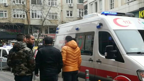 Kavgayı ayırmak isterken bıçaklandı!