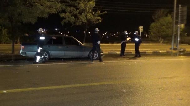 Kavşakta 2 otomobil çarpıştı