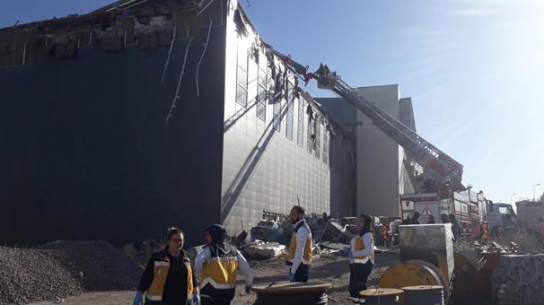 Kayseri'de yapımı süren kongre binasının çatısı çöktü