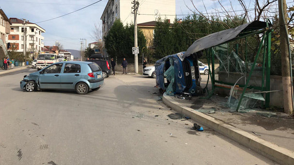 Kaza yapan otomobil durağa savruldu