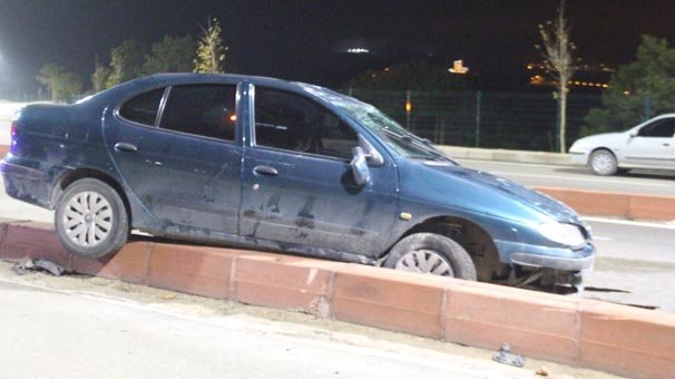 Kaza yaptı, otomobili bırakıp kaçtı