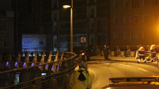 Kaza yaptığı lüks aracını olay yerinde bırakıp kaçtı