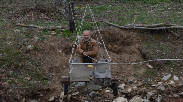 Kazları için derenin üstüne teleferik kurdu
