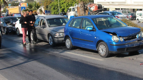 Kediye çarpmamak için 6 araç birbirine girdi