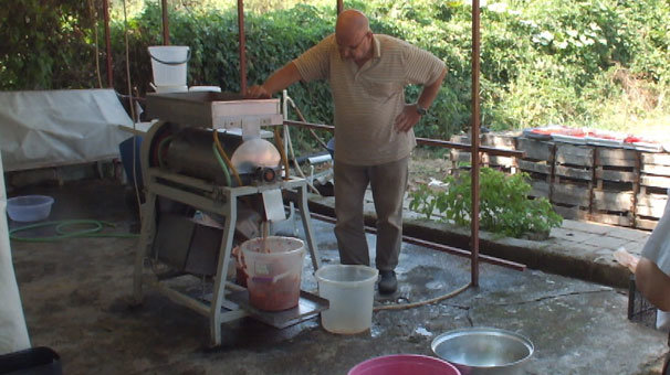 Kendi ürettiği makine ile günde 5 ton domates ve biberi salçaya dönüştürebiliyor