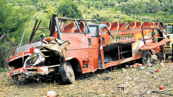 Kenya’da otobüs devrildi