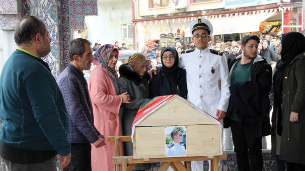 Kerç boğazında ölen denizci dualarla son yolculuğuna uğurlandı