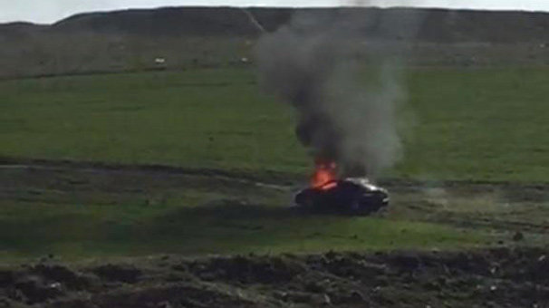 Kiraladığı aracı ateşe verdi