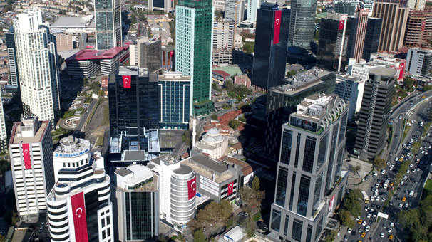 Kırmızı beyaza bürünen gökdelenler havadan böyle görüntülendi