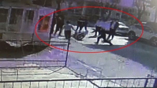 Kız arkadaşını beklerken bıçaklandı!