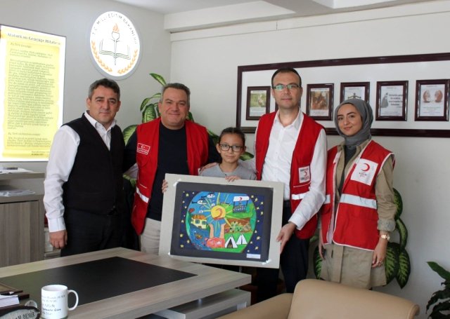 Kızılay yarışmasında dereceye girenler ödüllendirildi
