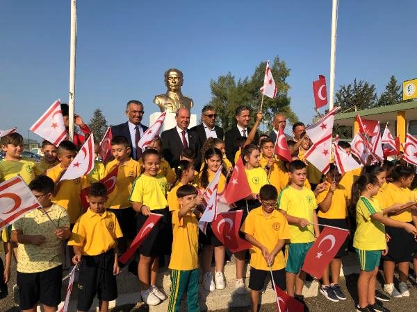 Kktc başbakanı ile milli eğitim bakanı, türk bayrağının çalındığı okula gitti