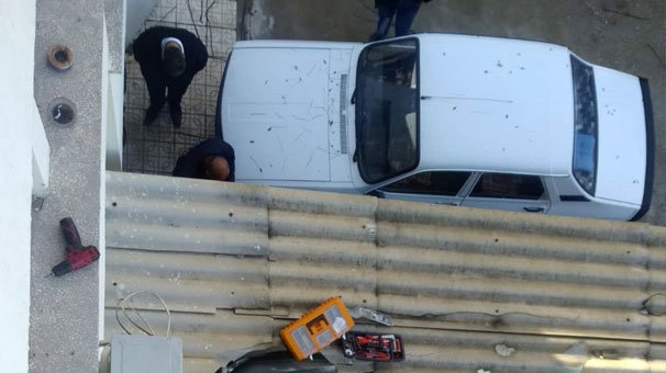 Klima tamiri yaparken 2. kattan savcının aracına düştüler