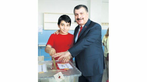 Koca: 3 bin sağlık personeli nöbetçi