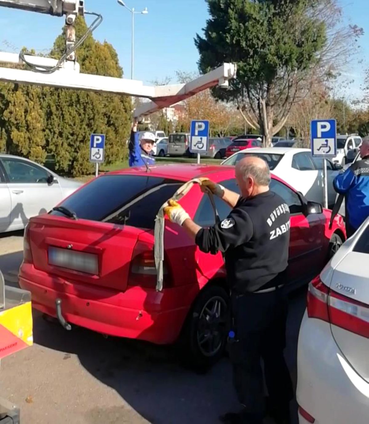Kocaeli'de engelli yerine park edenlere af yok