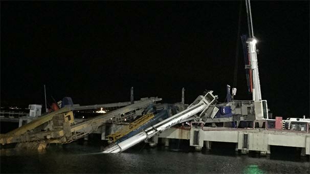 Kocaeli'de vinç ve kepçe denize devrildi! Son anda kurtuldu