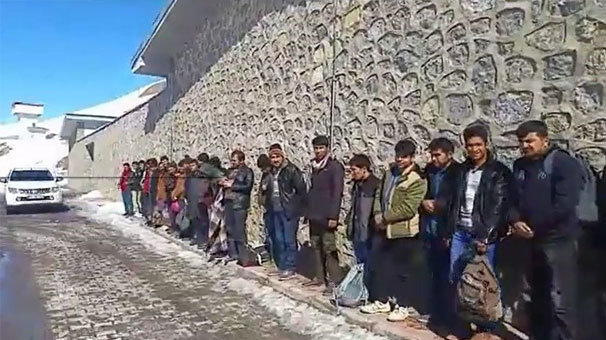 Koltukları sökülen minibüsten 41 kaçak göçmen çıktı