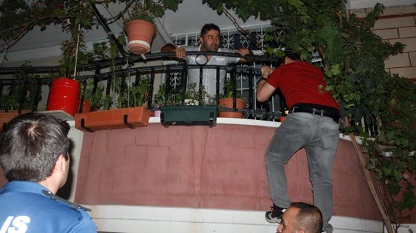 Komşular 'içeride' deyip polise ihbar etti! Ev çembere alındı...