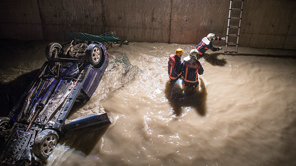 Kontrolden çıkan otomobil çaya düştü!