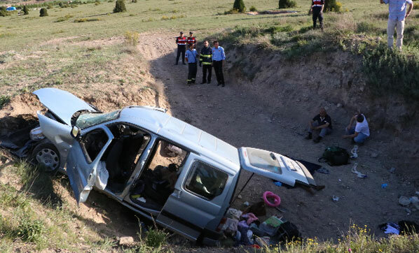 Kontrolden çıkan otomobil sulama kanalına uçtu: 2 ölü, 3 yaralı