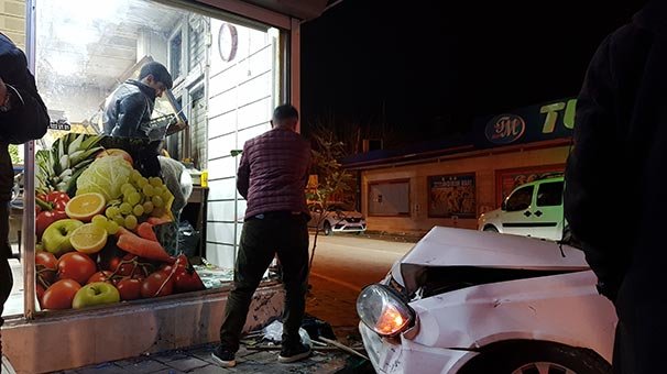 Kontrolden çıkıp manav dükkanına çarptı! Otomobilini...