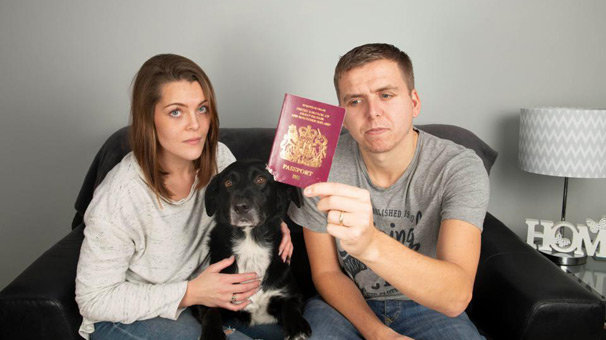 Köpeğin yediği pasaport, balayını kabusa çevirdi!