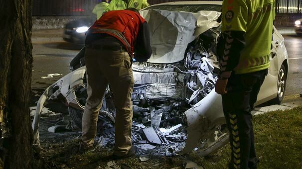 Korkunç görüntü! Ağaca çarpan otomobil bu hale geldi...