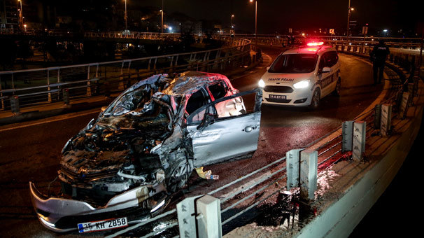 Korkunç kaza! Otomobil kontrolden çıkıp bariyerlere çarptı