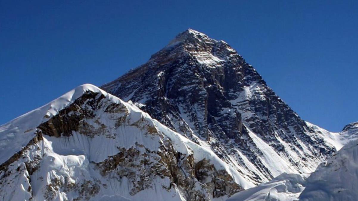 Koronavirüs dünyanın en yüksek noktasına erişti! Everest Dağı'na tırmanın dağcının testi pozitif çıktı