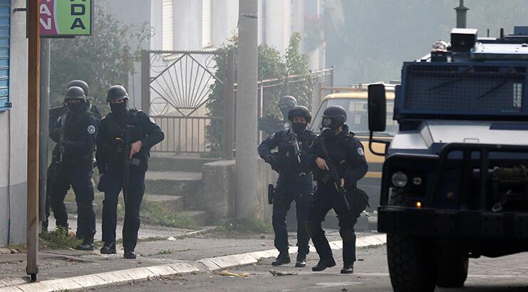 Kosova'da polis operasyonu Mitroviça'yı karıştırdı