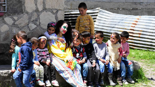 Köy köy gezip 'iyilik dağıtıyorlar'