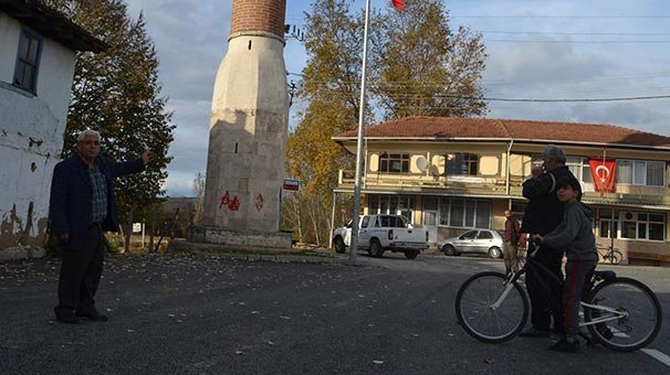 Köy meydanında minareyi görüp camiyi bulamayan şaşkına dönüyor